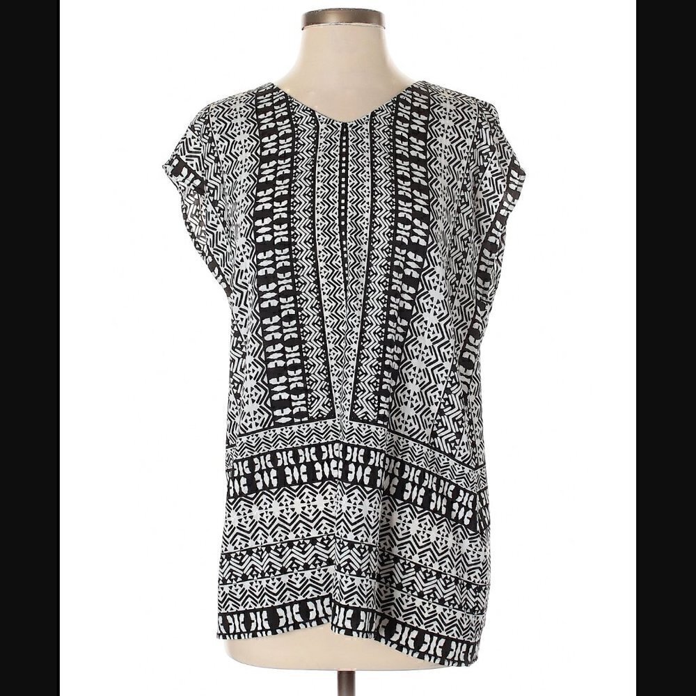 Chico's Women's Size 0 (Small/4) Blouse V-Neck Black White Geometric Cap Sleeve